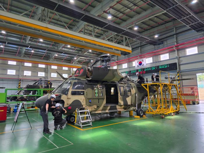 대대 정비사들이 안전사고 예방을 위해 비행 500시간이 된 수리온 헬기 대상 정기검사를 하고 있다.