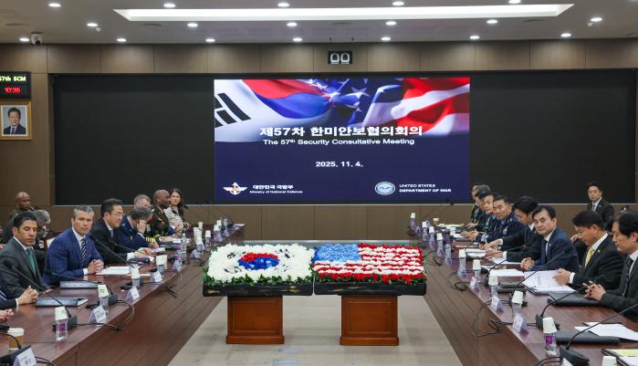 안규백(오른쪽 셋째) 국방부 장관과 피트 헤그세스(왼쪽 둘째) 미 전쟁부(국방부) 장관 등 한미 국방부 주요 관계자들이 4일 서울 용산구 국방부에서 제57차 한미안보협의회의(SCM) 확대회의를 하고 있다. 한재호 기자