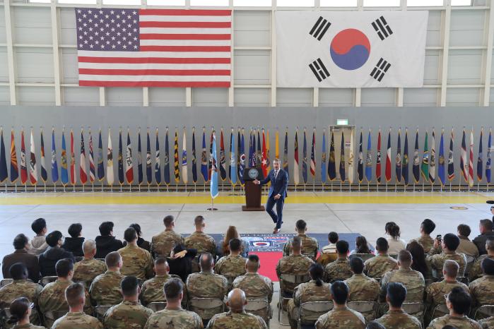 피트 헤그세스 미 전쟁부(국방부) 장관이 4일 캠프 험프리스에서 장병들에게 격려사를 하고 있다. 조종원 기자