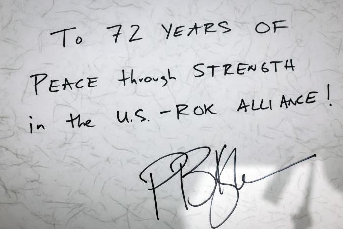 피트 헤그세스 미 전쟁부(국방부) 장관이 SCM에 앞서 작성한 방명록. ‘한미동맹의 힘으로 이룬 72년의 평화’라고 적었다. 한재호 기자