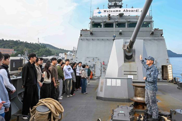 공군1전투비행단 임관 2년 차 이하 초급간부들이 자긍심 함양교육의 하나로 해군3함대를 방문해 해군 함정에 관한 설명을 듣고 있다. 해군 제공