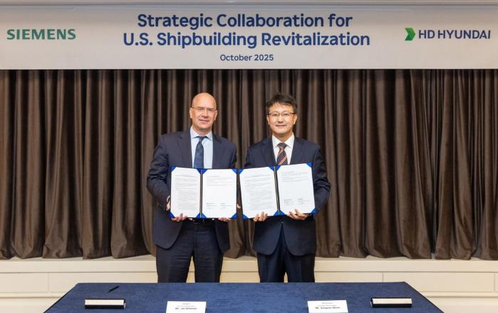 문상민(오른쪽) HD현대 글로벌전략부문장과 조 보먼 지멘스 최고기술책임자(CTO)가 전략적 업무협약을 체결하고 있다. HD현대 제공