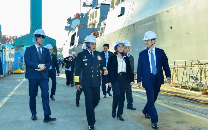 HD현대중공업과 페루 국영 시마조선소 관계자들이 HD현대중공업 울산 야드를 둘러보고 있다. HD현대중공업 제공