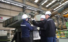 육군2군수지원여단 장병들이 정비작업 중 안전사고 예방 현장교육을 하고 있다. 사진 제공=이귀석 상사