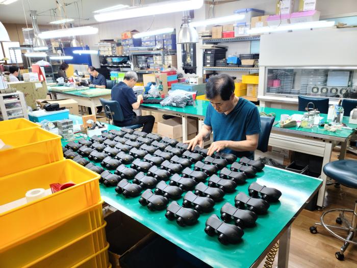 쌍안경 제조 모습. 산주광학 제공