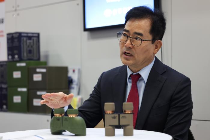 김기철 산주광학 대표가 국방일보와 인터뷰하고 있다.