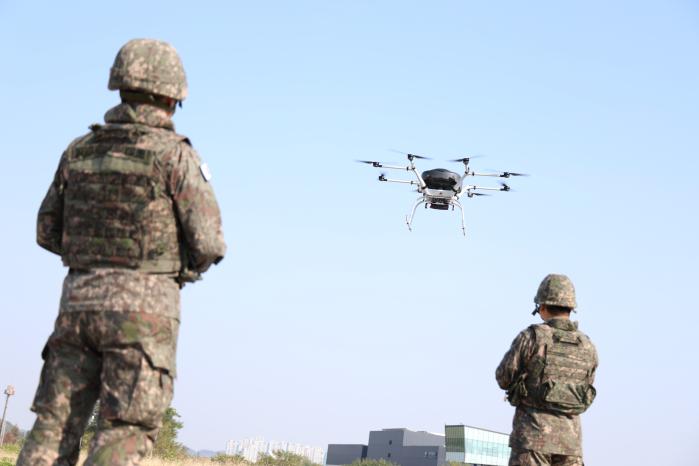 국군수송사령부가 처음 개최한 ‘전장순환통제용 드론 운용 경연대회’에서 참가 장병들이 드론을 조종하고 있다. 부대 제공