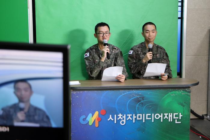 육군53군수지원단이 집중 정신전력교육과 연계해 실시한 ‘찾아가는 미디어 나눔버스’ 프로그램 중 장병들이 뉴스 제작 체험을 하고 있다. 사진 제공=민태홍 중위