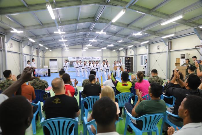 UNMISS 구성원들이 한빛부대 장병들의 태권도 품새 시범을 관람하고 있다. 사진 제공=김도형 육군소령