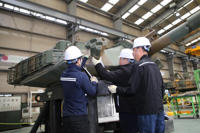 육군2군수지원여단 장병들이 정비작업 중 안전사고 예방 현장교육을 하고 있다. 사진 제공=이귀석 상사