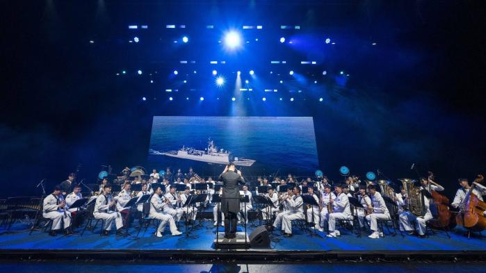 5일 서울 종로구 세종문화회관에서 열린 ‘대한민국해군 호국음악회’에서 해군군악대가 ‘충무공의 노래’를 연주하고 있다. 해군 제공