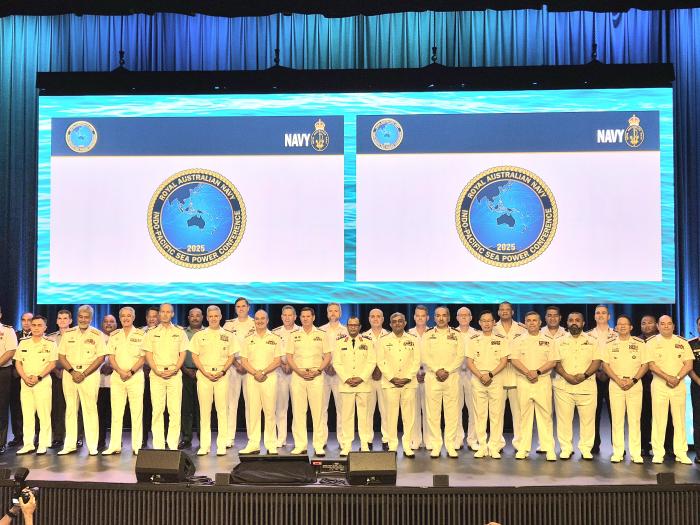 5일 호주 시드니에서 열린 ‘인도·태평양 해양력 콘퍼런스(IP25)’에서 강정호(앞줄 오른쪽 넷째) 해군교육사령관을 비롯한 각국 대표들이 기념촬영을 하고 있다. 해군 제공