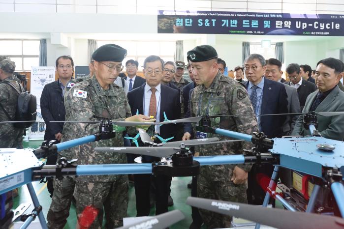 손대권(앞줄 왼쪽) 육군군수사령관이 제6회 스토롱 아미(STRONG Army) 전략토의 행사장에서 드론 장비를 살펴보고 있다. 사진 제공=박호빈 군무주무관