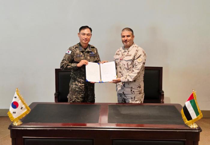 구상모(왼쪽) 공군정책실장이 4일 무함마드 오바이드 알마슈디 UAE 공군참모장과 1차 공군 대 공군 회의에서 내년도 회의 협력의제에 서명한 뒤 기념촬영을 하고 있다. 공군 제공