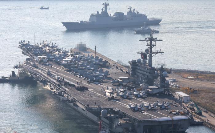 미 해군 항공모함 조지워싱턴함이 5일 부산작전기지에 입항하고 있다. 연합뉴스
