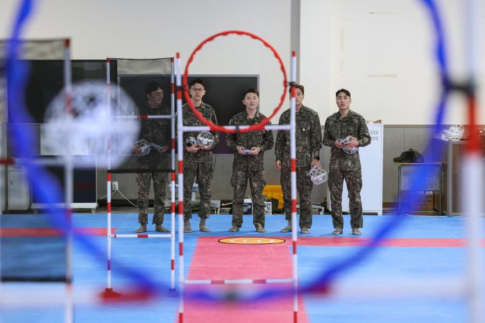 육군사관학교(육사) 4학년 생도들이 4일 육사 서애관에서 드론집중훈련에 참여해 드론을 이용한 장애물 우회·통과 방법을 숙달하고 있다.