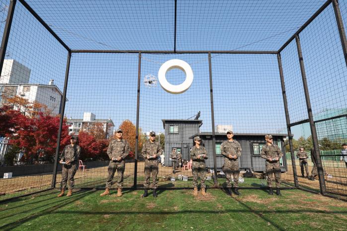 화랑대 드론교육센터에서 드론 실습 중인 생도들.