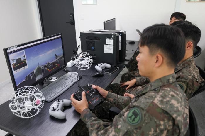 생도들이 시뮬레이터로 드론 조종법을 익히고 있다.