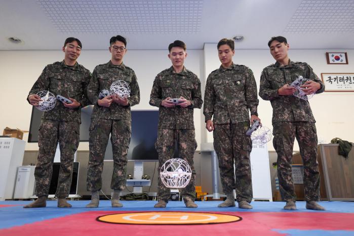 드론을 이륙시키는 생도들.