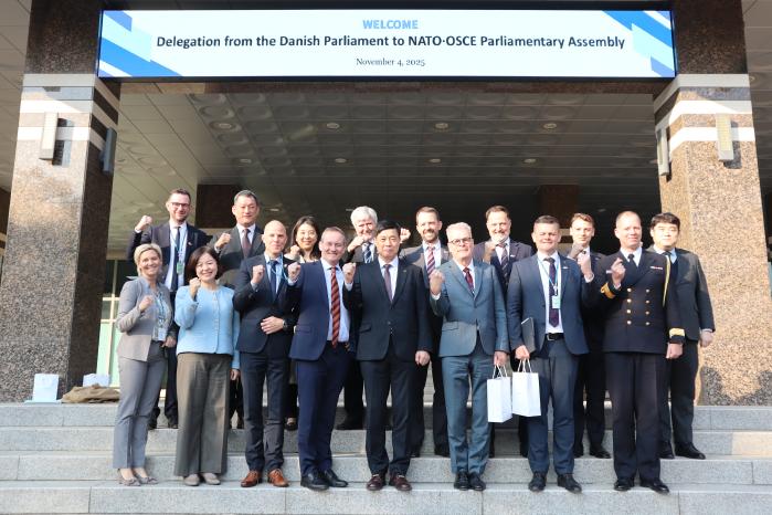 김정수(앞줄 오른쪽 넷째) 한국국방연구원(KIDA)장과 KIDA 주요 인사들이 4일 덴마크 의회 대표단과 기념사진을 찍고 있다. KIDA 제공