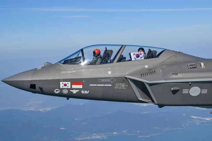 5일 취임 후 첫 지휘 비행 중인 손석락(오른쪽) 공군참모총장이 KF-21 전투기 후방 조종석에서 태극기를 펼쳐 보이고 있다. 공군 제공