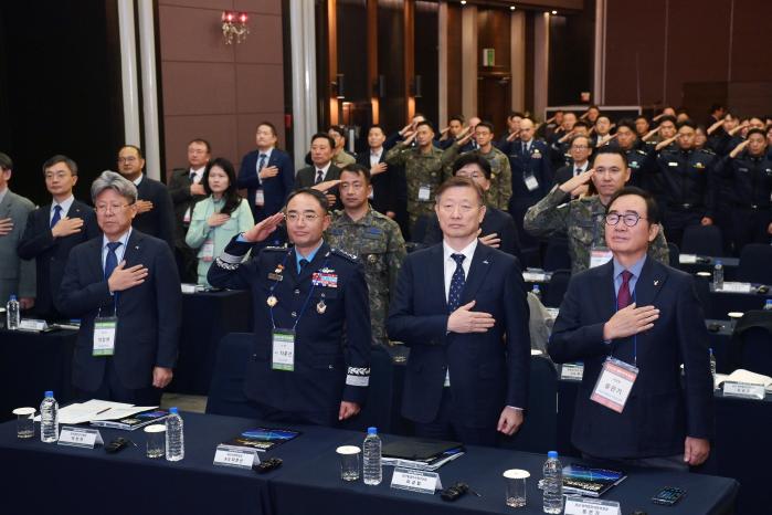 5ÀÏ ¼¿ï ¿µµîÆ÷±¸ °ø±ºÈ£ÅÚ¿¡¼ °³ÃÖµÈ ¡®2025 ¿¸°¿ìÁÖÆ÷·³¡¯¿¡¼ Âü¼®ÀÚµéÀÌ ±¹¹ÎÀǷʸ¦ Çϰí ÀÖ´Ù. °ø±º Á¦°ø