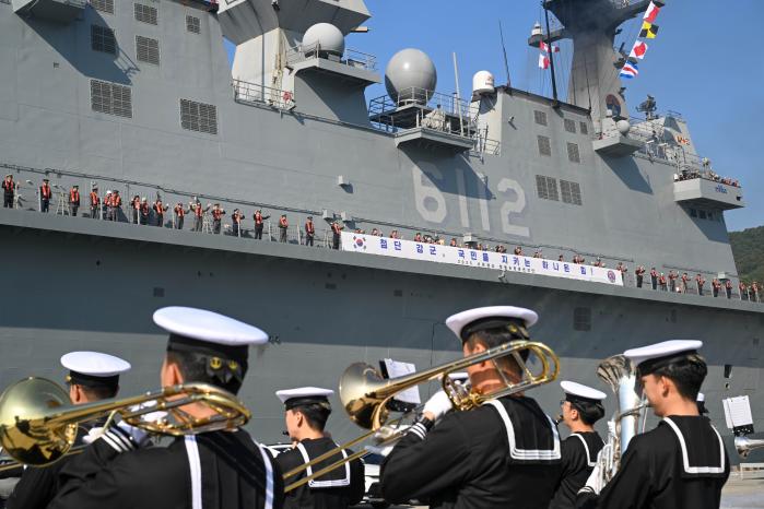 2025년 합동순항훈련전단 소속 해·육·공군사관학교 및 국군간호사관학교 2학년 사관생도들이 편승한 해군 대형수송함 마라도함이 5일 오전 진해 군항을 출항하고 있다.