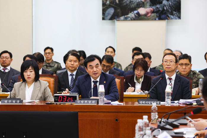 안규백(앞줄 가운데) 국방부 장관이 5일 열린 국회 국방위원회 전체회의에서 내년 예산안과 관련한 의원 질의에 답변하고 있다. 이경원 기자