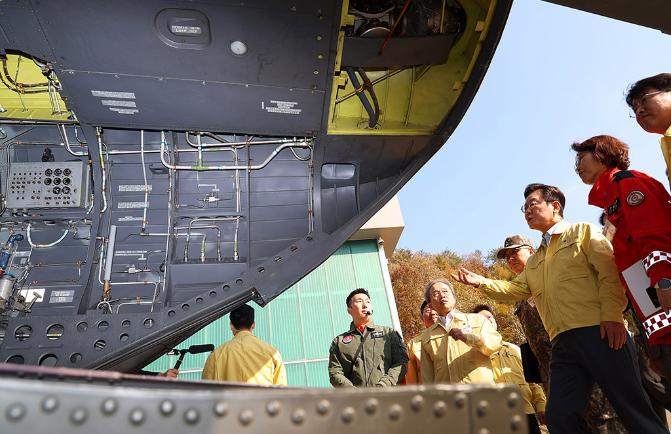 6일 강원 원주시 산림항공본부에서 이재명 대통령이 참관한 가운데 열린 산불진화 관·군 합동훈련에서 육군 시누크 헬기가 산불 진화 시연을 펼치고 있다. 연합뉴스