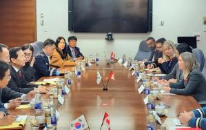 이두희(왼쪽 셋째) 국방부 차관과 스테파니 벡(오른쪽 둘째) 캐나다 국방차관 등 양국 관계자들이 5일(현지시간) 캐나다 국방부에서 회담을 하고 있다. 국방부 제공