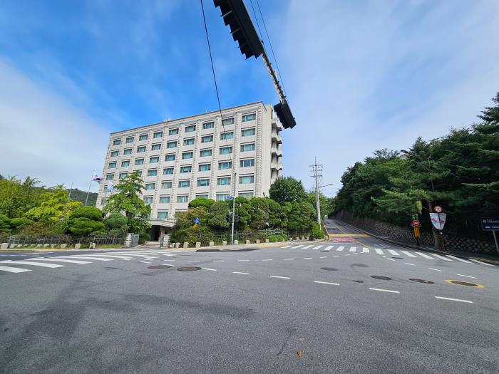 취운정 가는 길에 있는 감사원 건물. 오른편 길은 창덕궁 가던 길.