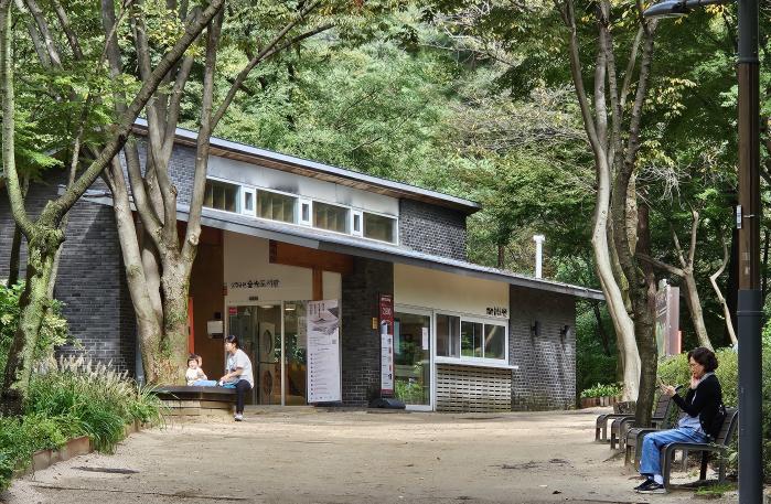 삼청공원 안에 있는 숲속 도서관.