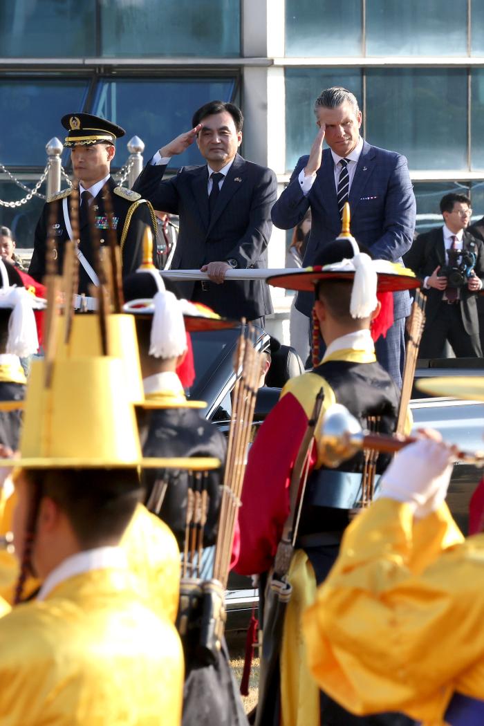 안규백(가운데) 국방부 장관과 피트 헤그세스 미 전쟁부(국방부) 장관이 지난 4일 제57차 한미안보협의회의(SCM)에 앞서 의장행사를 하고 있다. 조종원 기자