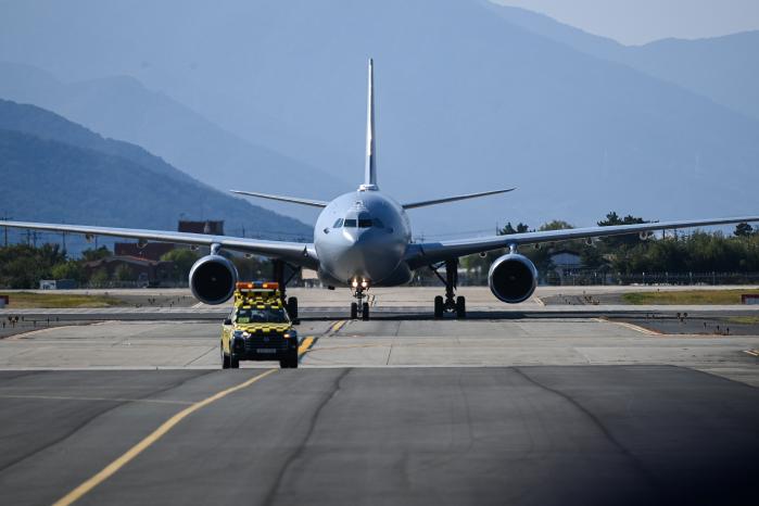 공군5비 유도차량(팔로우 미 카)이 APEC 참가국 정상이 탑승한 항공기를 영접 행사장으로 안전하게 이동할 수 있도록 안내하고 있다. 사진 제공=고미숙 상사