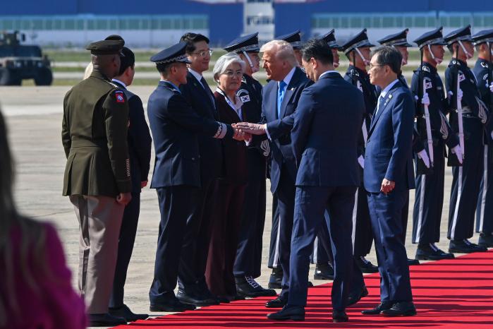 공군5비는 APEC 기간 각국 정상들 의전에도 크게 이바지했다. 사진은 강근신(왼쪽 셋째) 5비 단장이 도널드 트럼프 미국 대통령을 영접하는 모습. 사진 제공=곽한빛 하사
