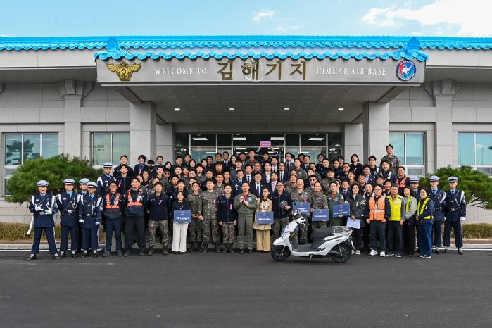 APEC 기간 김해국제공항에서 원팀(One Team)으로 임무를 수행한 공군5공중기동비행단, APEC준비기획단, 한국공항공사, 지상조업사 관계자들이 성공적인 임무수행을 기념하며 단체사진을 촬영하고 있다. 사진 제공=고미숙 상사