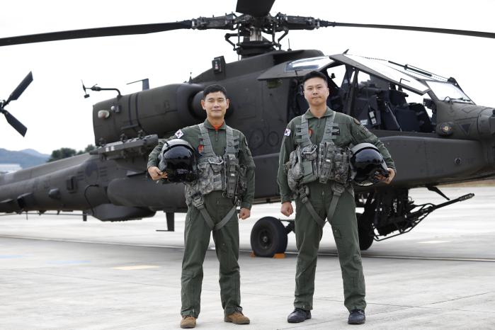 2025 육군항공 사격대회 ‘탑 헬리건(Top Heligun)’에 선정된 아파치 공격헬기 조종사 이대식(왼쪽)·조명환 준위. 육군 제공