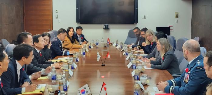 이두희(왼쪽 셋째) 국방부 차관과 스테파니 벡(오른쪽 둘째) 캐나다 국방차관 등 양국 관계자들이 5일(현지시간) 캐나다 국방부에서 회담을 하고 있다. 국방부 제공