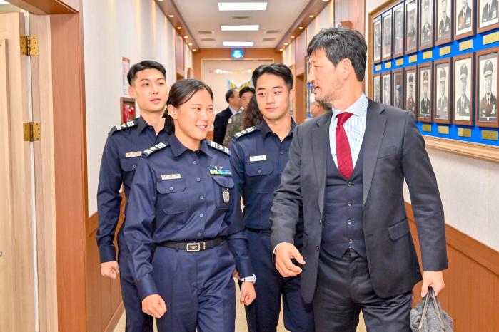 민·관·군 합동 특별자문위원회 사관학교 교육개혁분과위원장인 최영진(맨 오른쪽) 중앙대학교 교수가 6일 공군사관학교 교육현장을 둘러보며 생도들과 대화하고 있다. 국방부 제공