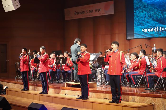 5일 강원 철원군 담터수양관에서 열린 육군6보병사단 군악 연주회에서 3·5·6사단 군악대가 협연하고 있다. 부대 제공