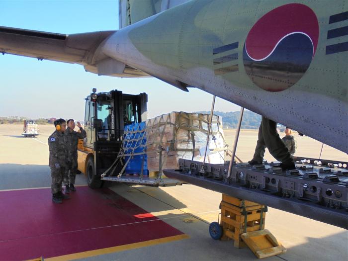 공군군수사령부 장병들이 ‘25-2차 한미 연합 공중재보급 훈련’에서 CN-235 항공기에 화물을 싣고 있다.