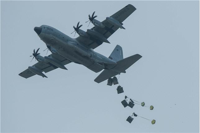 미 해병대 KC-130J 항공기가 목표 지역에 화물을 투하하고 있다.