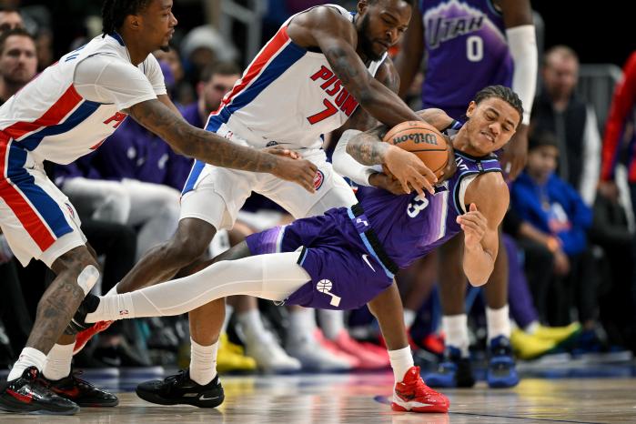 6일(한국시간) 미 프로농구(NBA) 유타 재즈와 디트로이터 피스톤스의 경기 4쿼터에서 치열한 볼 쟁탈전이 벌어지고 있다. 로이터·연합뉴스