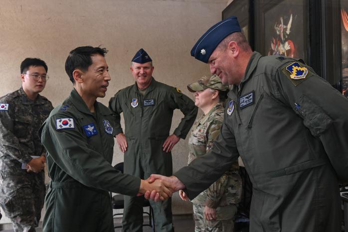 김형수(왼쪽 둘째) 공군작전사령관이 6일 ‘25-2 프리덤 플래그’ 연합훈련이 진행 중인 군산기지에 방문해 미 공군 장병들을 격려하고 있다. 사진 제공=강다빈 하사