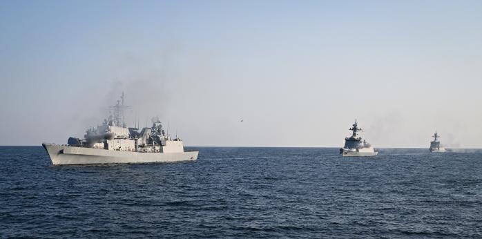 지난 4일 동해상에서 진행된 해군1함대 ‘25-2차 해상기동훈련’에서 광개토대왕함, 동해함, 대구함(왼쪽부터)이 해상화력지원훈련을 한 뒤 기동하고 있다. 부대 제공