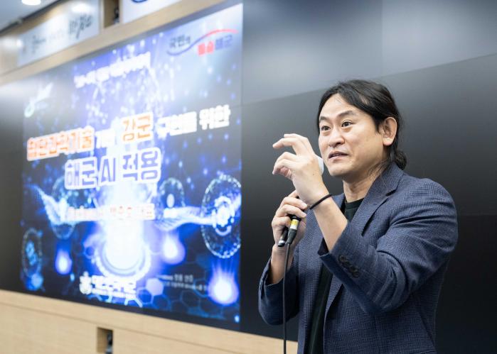 퓨리오사AI 백준호 대표가 6일 계룡대 해군본부에서 ‘첨단과학기술 기반 강군 구현을 위한 해군 AI 적용’을 주제로 강연하고 있다. 해군 제공