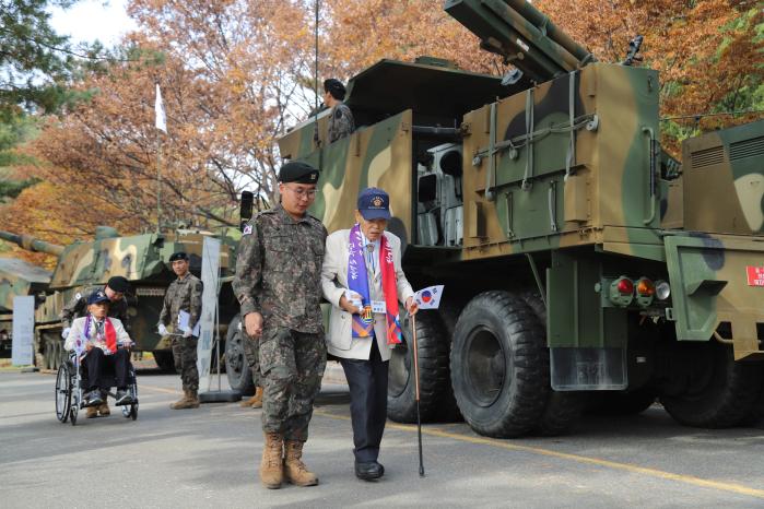6일 육군102기갑여단에서 열린 38선 돌파 전승 기념행사에서 장병들이 참전용사를 영접하고 있다. 부대 제공