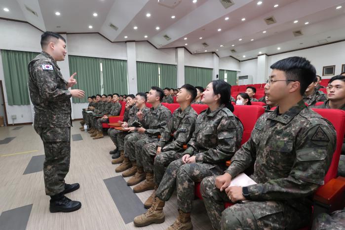 육군3보병사단 신임장교들이 6일 열린 워크숍에서 교관과 질의응답을 하고 있다. 사진 제공=이도선 상사