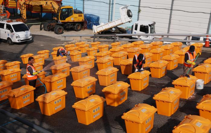 입동(立冬)을 하루 앞둔 6일 경기 수원시 장안구청 안전건설과 자재창고에서 직원들이 겨울에 사용할 제설함을 세척하고 있다. 연합뉴스