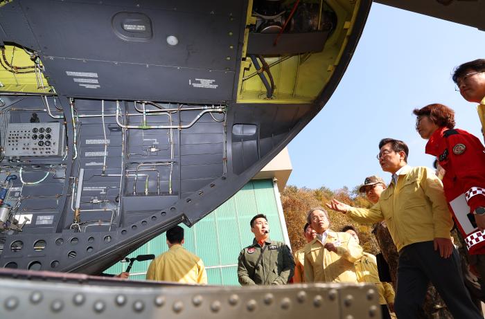 이재명 대통령이 6일 강원 원주시 산림항공본부에서 진행된 산불진화 관·군 합동훈련 참관에 앞서 CH-47 시누크 헬기를 살펴보고 있다. 연합뉴스